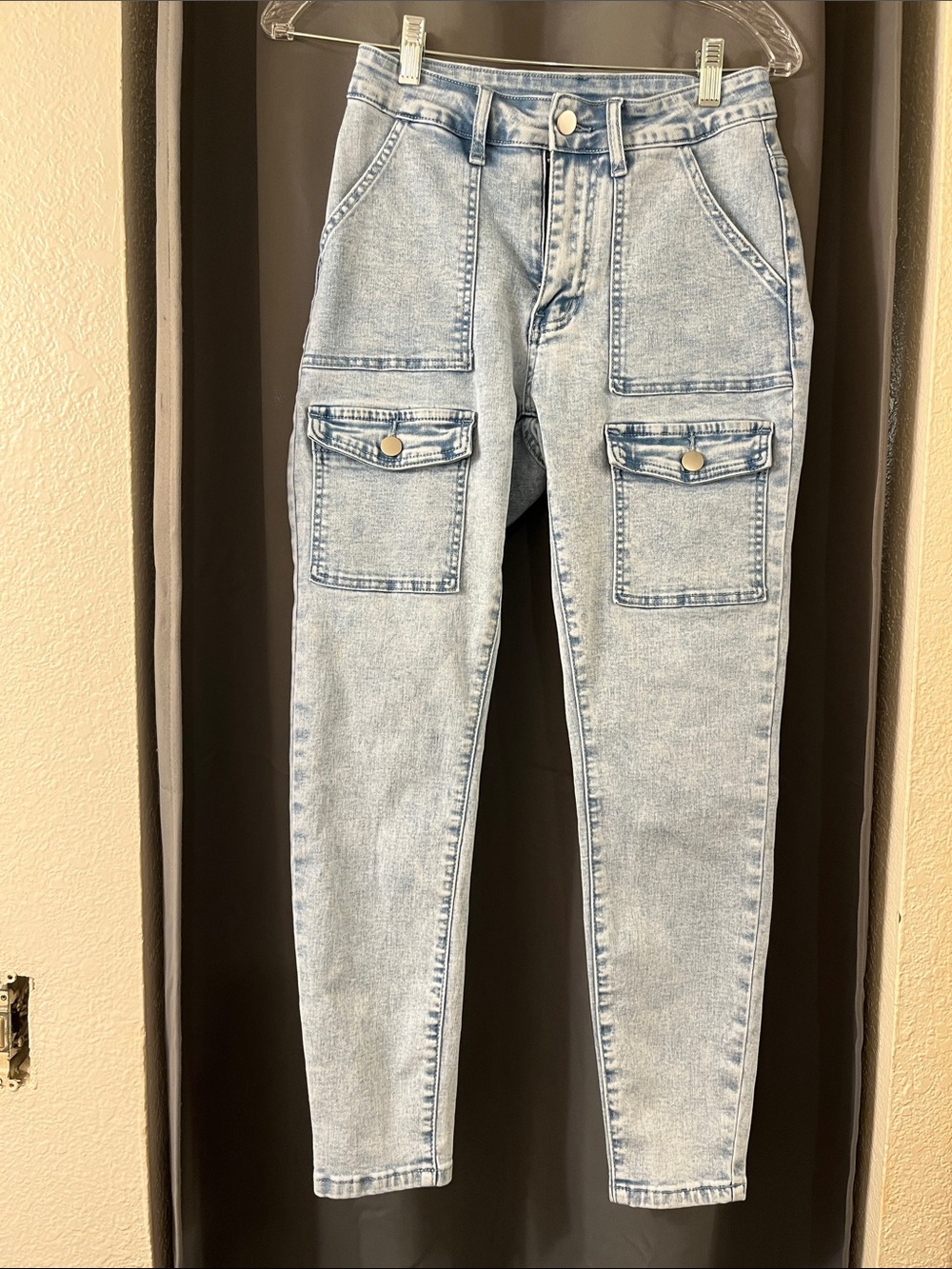 NWOT! High-Rise Light Wash Women’s Cargo Jeans!